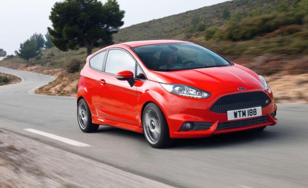 Ford Fiesta ST загуби доста от стойността си след пускането през 2013 г. JB обясни: &bdquo;Можете да го намерите навсякъде около 4200 евро&ldquo;. Под предния капак се крие 1.6-литров двигател със 179 к.с. Експертът по автомобили твърди, че това е "доста ударно за базовия хечбек на Ford".

Моделите, произведени преди 2014 г.одина обаче бяха изтеглени след проблем с напукване на цилиндровата глава. Тези, които искат да се сдобият с употребявана Ford Fiesta, трябва да се уверят, че е добре поддържана, тъй като колите имат репутацията на "състезателни коли за момчета".